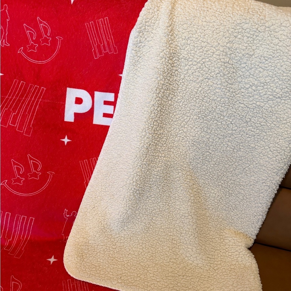 NWOT Pentatonix VIP Fan Throw Blanket, Mink & Sherpa - Picture 4 of 4